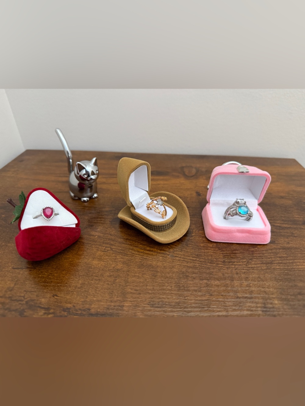Charmed aroma Decorative Rings with  Velvet Boxes and metal cat ring holder
